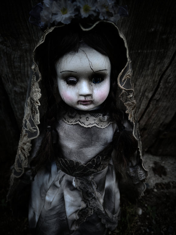 Niña Horror Doll