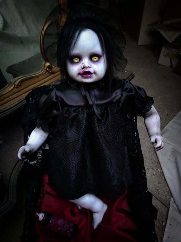 Vaike Horror Doll